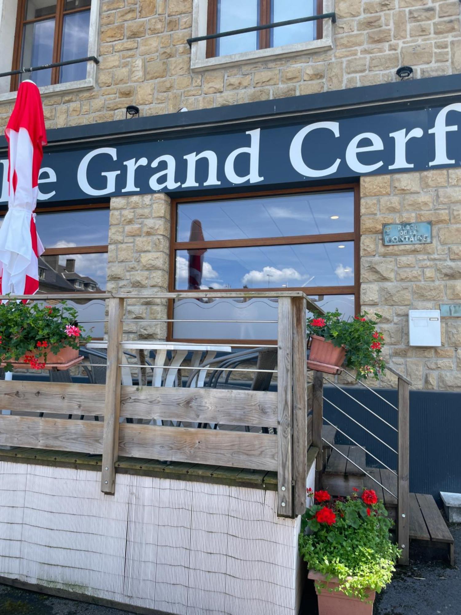 Le Grand Cerf Hotel Carignan Exterior photo